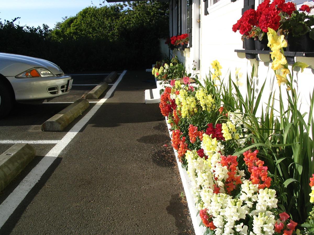 Captain Cook Inn Lincoln City Exterior photo